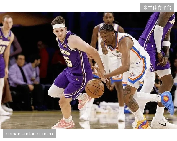 戴维斯虽在内线予取予求，但湖人队整体防守轮转速度无法跟上雷霆的进攻节奏。